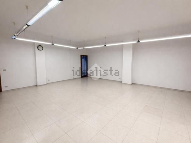 Capannone in affitto di 1100 m² in Via Visconti Venosta