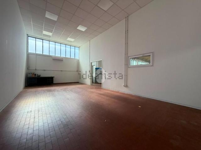 Capannone in affitto di 1100 m² in Via 1&apos Maggio, 14