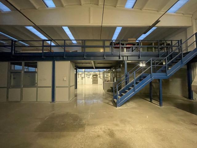 Capannone in affitto di 1100 m² in Viale Commercio