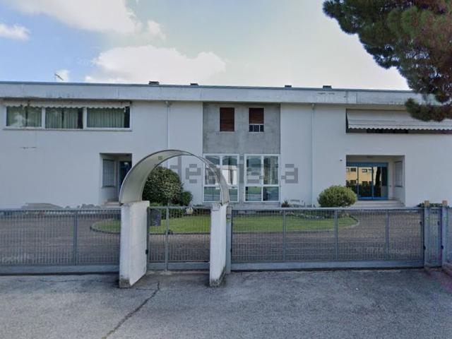 Capannone in affitto di 1100 m² in Viale dell&apos  Industria
