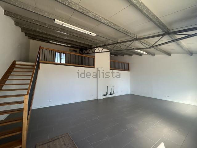 Capannone in affitto di 110 m² in Via Lovato