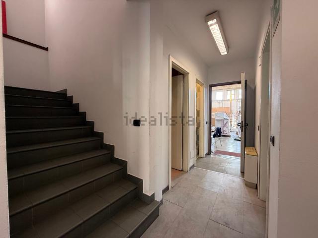 Capannone in affitto di 1137 m²