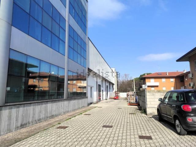 Capannone in affitto di 1140 m² in Via F.lli Spazzoli, 64