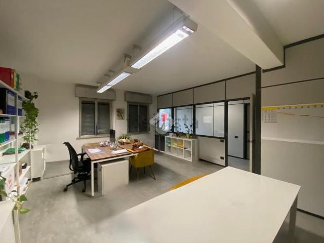 Capannone in affitto di 1140 m² in Via Gramsci, 43