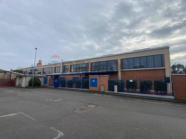 Capannone in affitto di 900 m² in Via Luigi Einaudi, 21