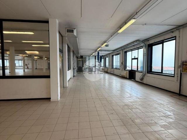 Capannone in affitto di 1150 m² in Via Santa Barbara