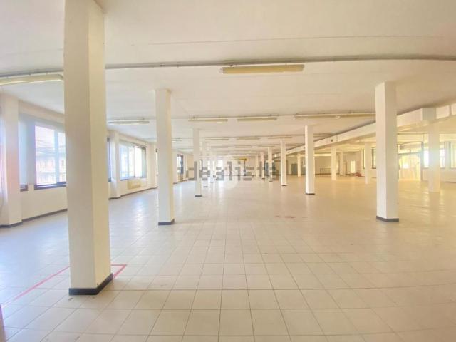 Capannone in affitto di 1150 m² in Via Santa Barbara, 16