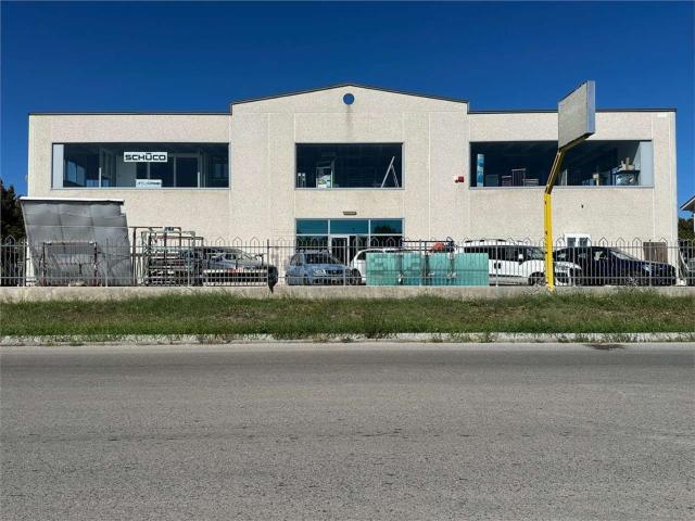 Capannone in affitto di 1150 m² in Via Val di Foro, 4