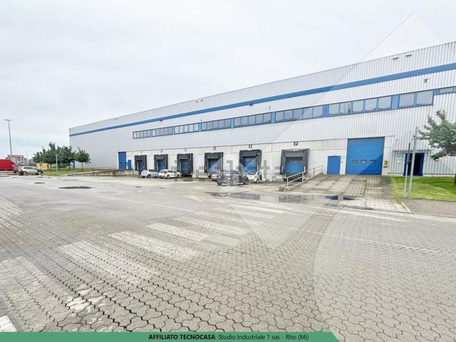 Capannone in affitto di 11514 m² in Via Giuseppe Eugenio Luraghi, 11