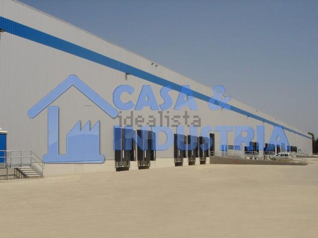 Capannone in affitto di 11514 m² in Via Giuseppe Eugenio Luraghi