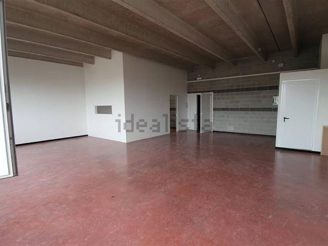 Capannone in affitto di 119 m²