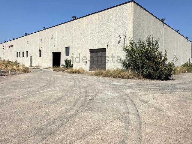 Capannone in affitto di 12000 m² in Via Saetta