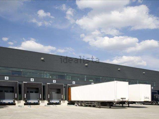 Capannone in affitto di 12000 m²