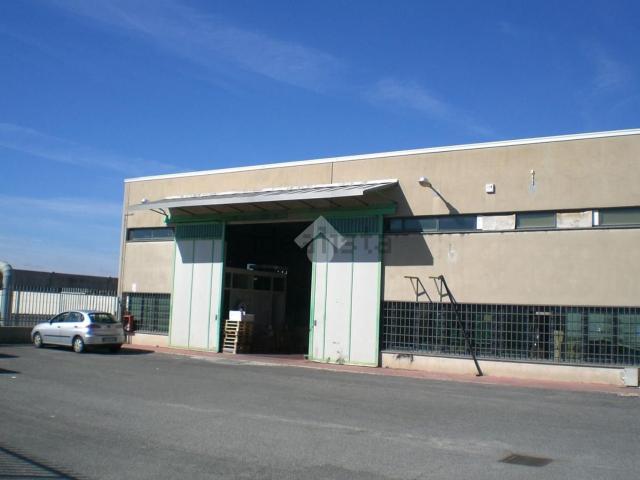 Capannone in affitto di 1200 m²