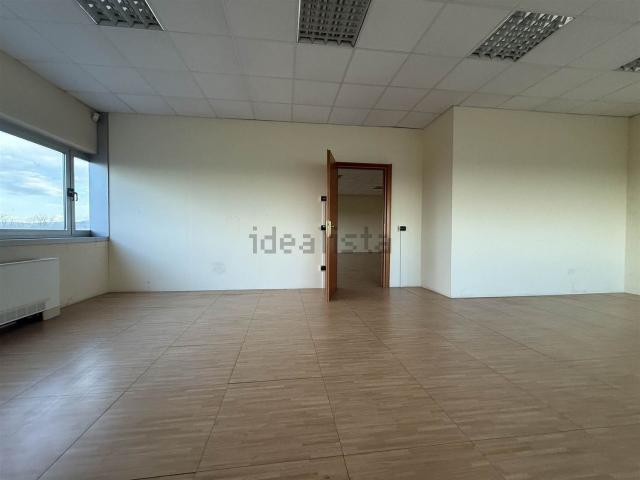 Capannone in affitto di 1200 m²