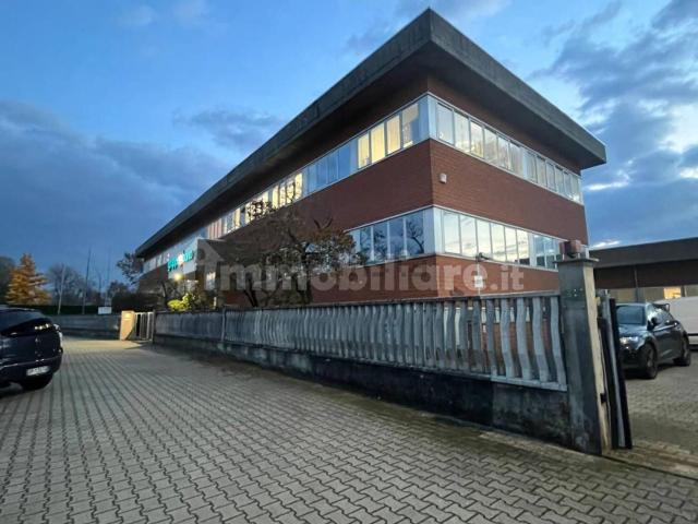 Capannone in affitto di 1200 m²