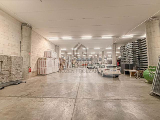 Capannone in affitto di 1200 m² in Via Enrico Fermi, 11