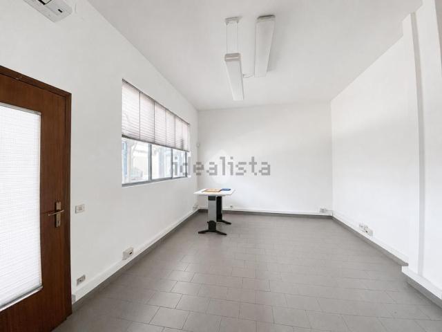 Capannone in affitto di 1200 m² in Via Gramsci, 43