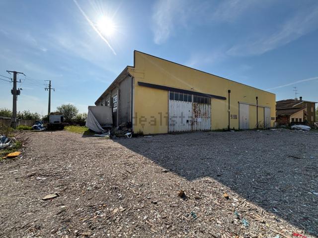 Capannone in affitto di 1200 m² in Via Ravarino Carpi