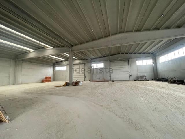 Capannone in affitto di 1201 m² in Via Calabria