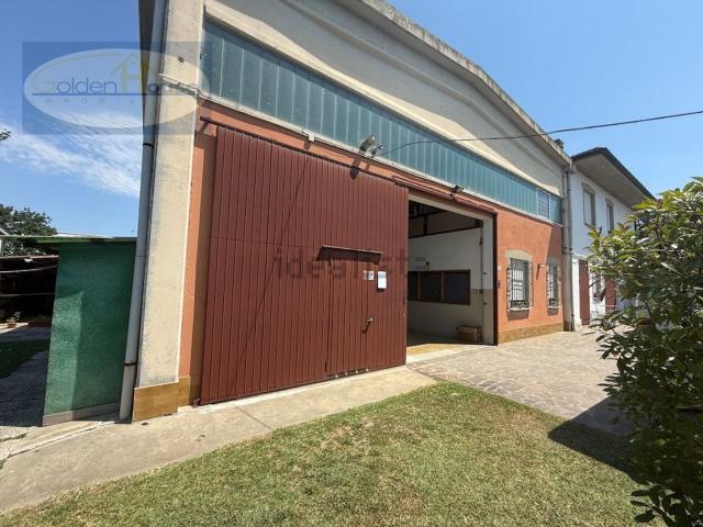 Capannone in affitto di 120 m²