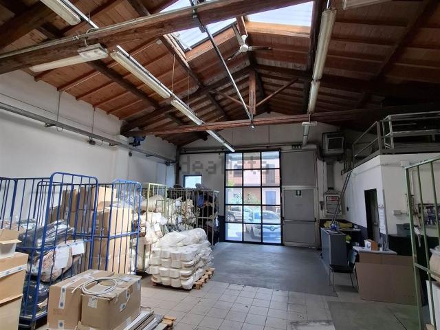 Capannone in affitto di 120 m² in Via della Costituzione