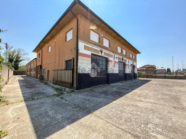 Capannone in affitto di 1218 m² in Via Milano, 31