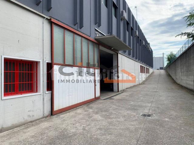 Capannone in affitto di 1210 m² in Via Monte Asolon