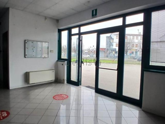 Capannone in affitto di 1250 m²