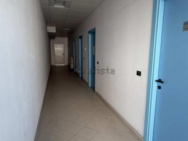 Capannone in affitto di 1250 m² in Corso Unità d&apos Italia