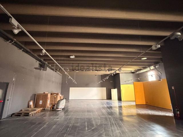 Capannone in affitto di 1250 m² in Via Madonna Dell&apos Alento, 20