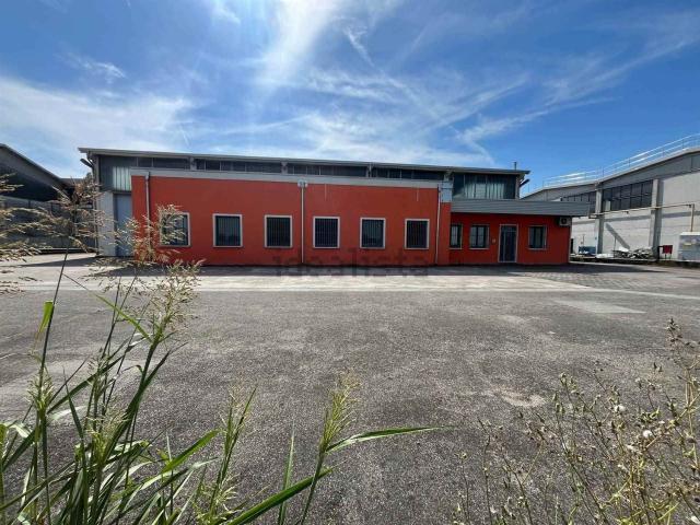 Capannone in affitto di 1300 m²