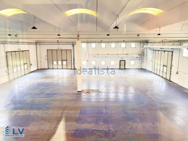 Capannone in affitto di 1300 m²
