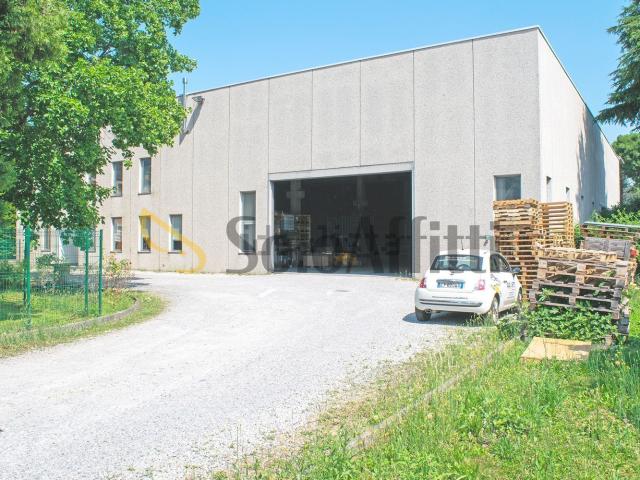 Capannone in affitto di 1300 m²