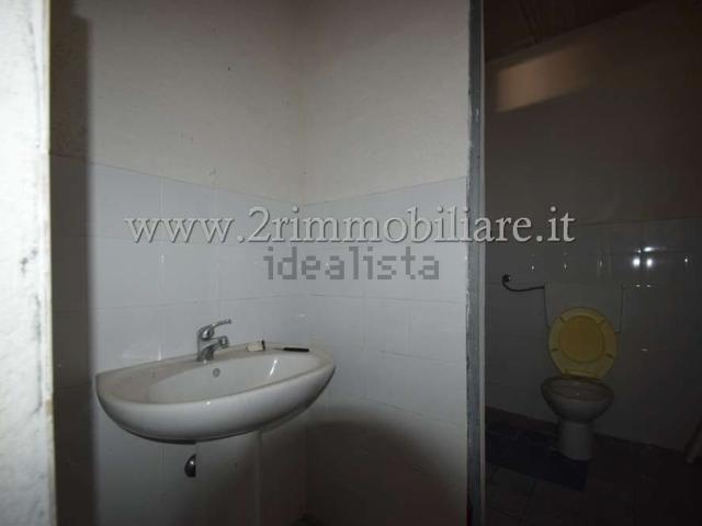 Capannone in affitto di 1300 m²