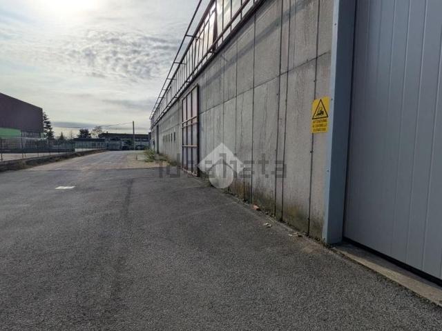 Capannone in affitto di 1300 m² in Via Nazionale