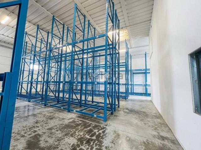 Capannone in affitto di 1300 m² in Via Dante Alighieri, 39
