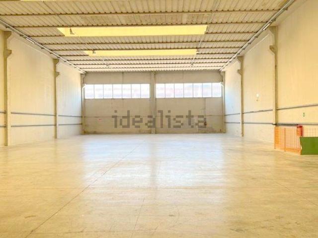 Capannone in affitto di 1300 m² in Via Luigi Einaudi, 3