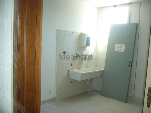 Capannone in affitto di 1300 m² in Via Radici in Piano, 701