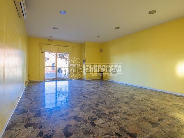 Capannone in affitto di 130 m² in Viale Dante Alighieri