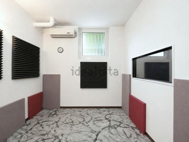 Capannone in affitto di 134 m² in Via Luigi Biraghi, 15