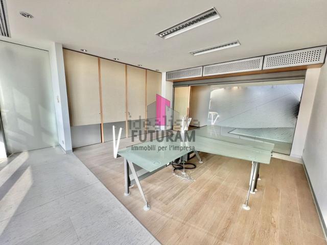 Capannone in affitto di 1354 m²