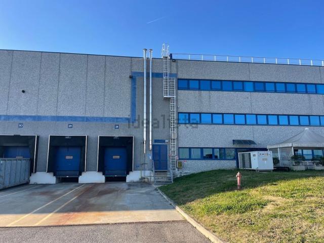 Capannone in affitto di 13500 m² in Via Dogana Po