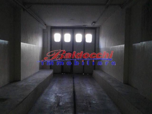Capannone in affitto di 1350 m²
