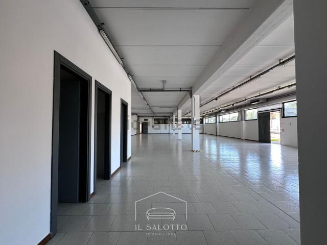 Capannone in affitto di 1350 m² in Via Benvenuto Cellini