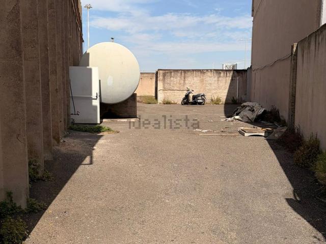 Capannone in affitto di 1364 m²