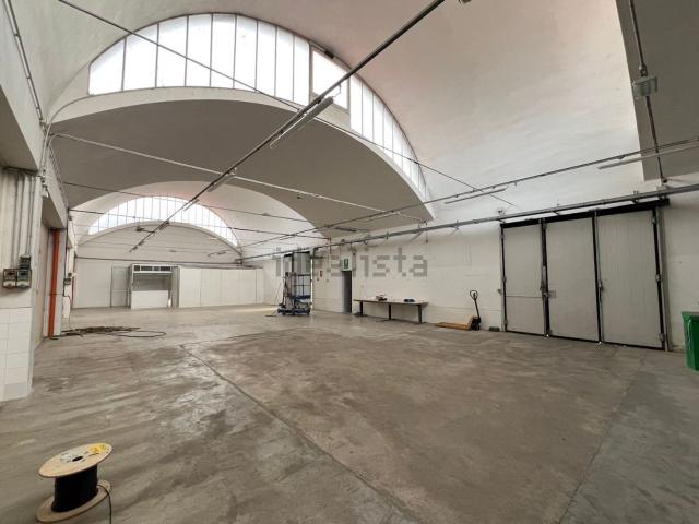 Capannone in affitto di 1360 m² in Via G. Montanelli