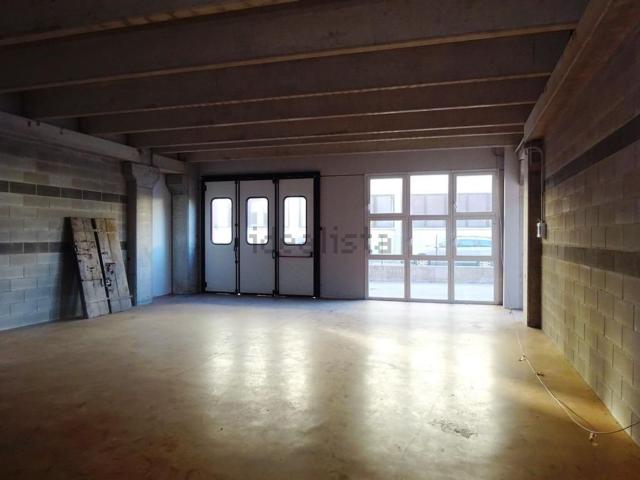 Capannone in affitto di 136 m²