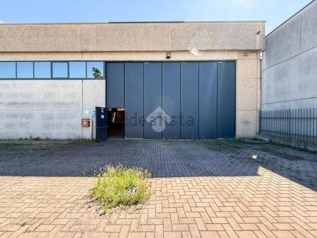 Capannone in affitto di 1377 m² in Strada Vecchia Monzasca