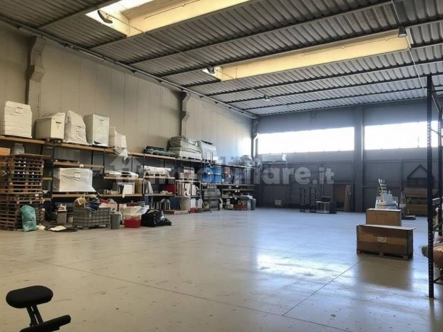 Capannone in affitto di 1399 m² in Via Pastrengo